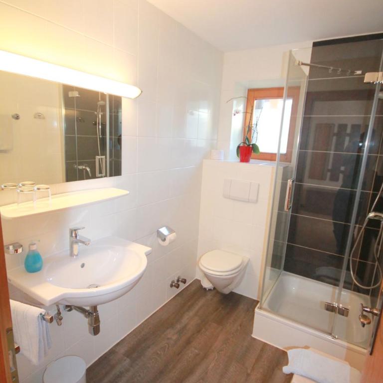 Hotel Sonnenhof - bed & breakfast & appartements - Dreibettzimmer mit Balkon - 4