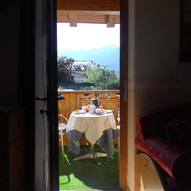 Hotel Garnì Salvanel - Vierbettzimmer mit Balkon - 8