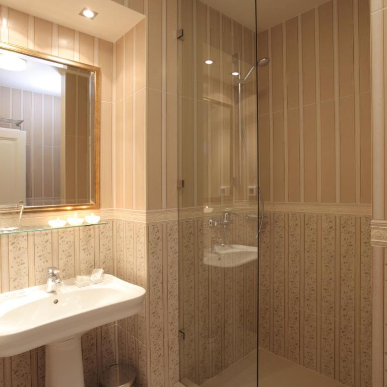 Booking Rooms - Superior Triple Room - 9