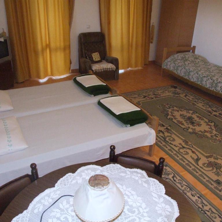 B&B Lovac - Dvokrevetna Soba sa Bračnim Krevetom/Zasebnim Krevetima i Pogledom na Bazen - 2
