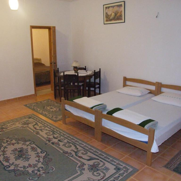 B&B Lovac - Dvokrevetna Soba sa Bračnim Krevetom/Zasebnim Krevetima i Pogledom na Bazen - 6