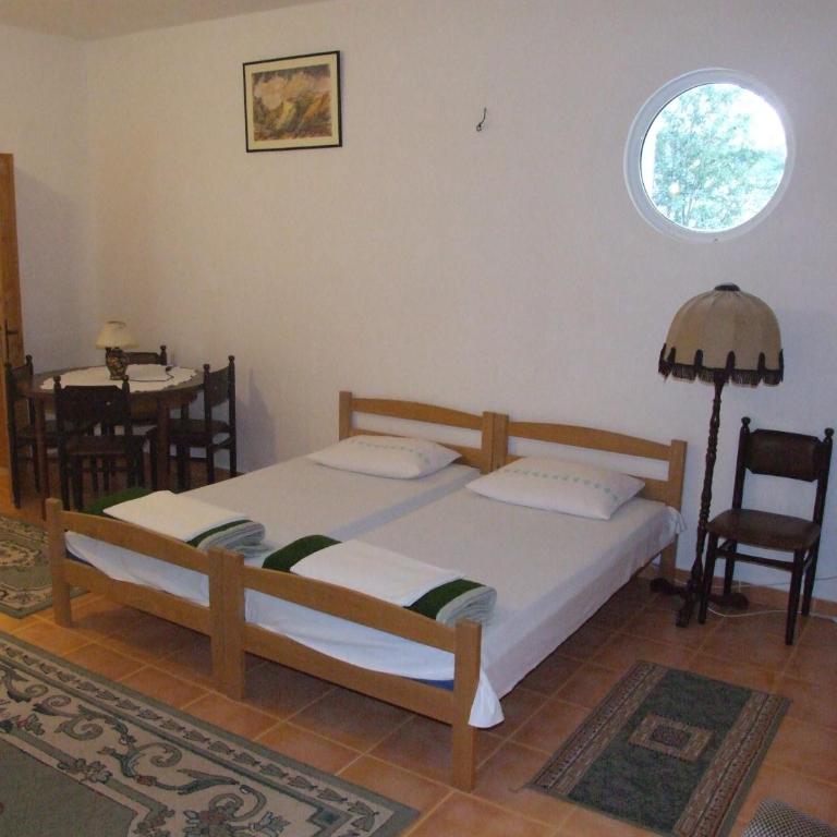 B&B Lovac - Dvokrevetna Soba sa Bračnim Krevetom/Zasebnim Krevetima i Pogledom na Bazen - 1
