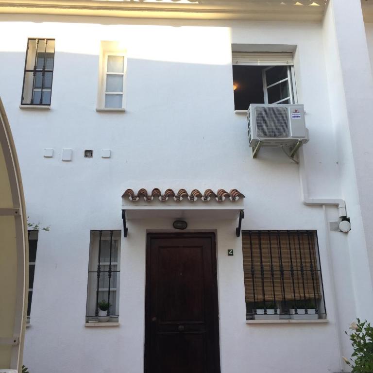 El Cortijuelo. Magnificent triplex terraced house with rooftop of 18m2, overlooking the sea. Parking - Vacation Home - 45