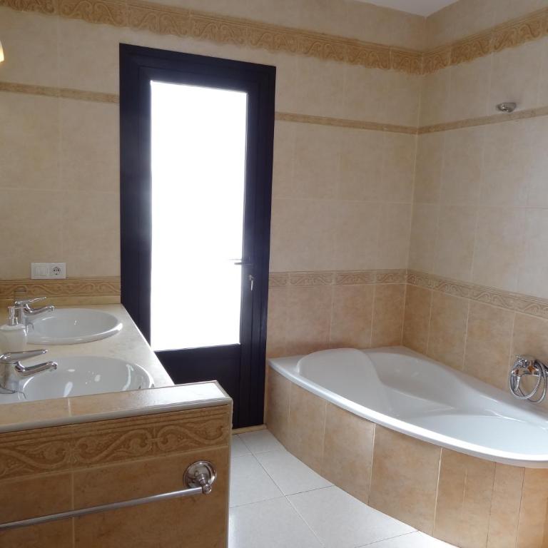 Sol y Luna - Heated pool - BBQ - car not essential - Three-Bedroom Villa - 28