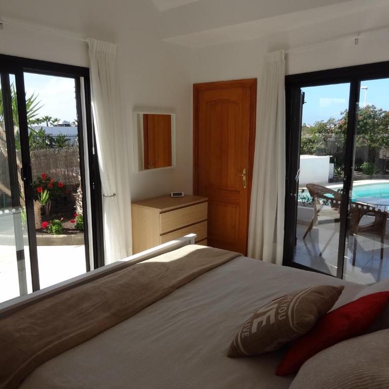Sol y Luna - Heated pool - BBQ - car not essential - Three-Bedroom Villa - 22