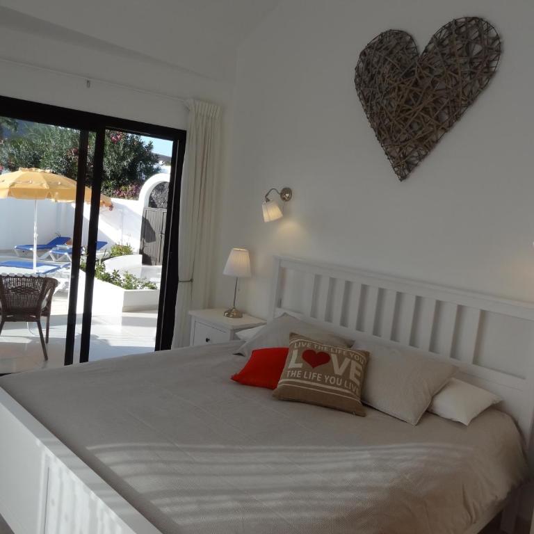 Sol y Luna - Heated pool - BBQ - car not essential - Three-Bedroom Villa - 20