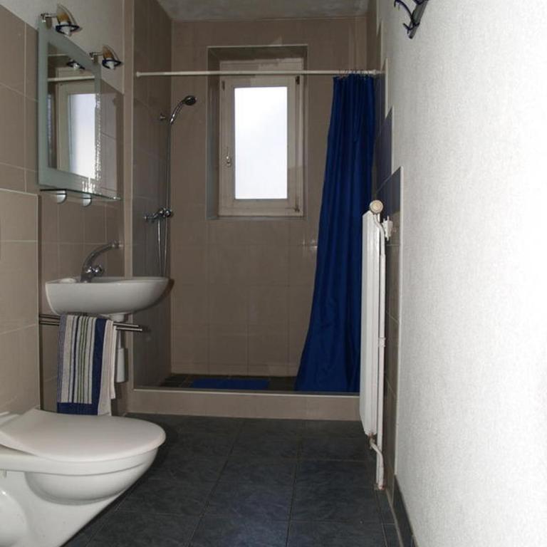 Walters Hostel Interlaken - Chambre Double ou Lits Jumeaux avec Salle de Bains Commune - 11