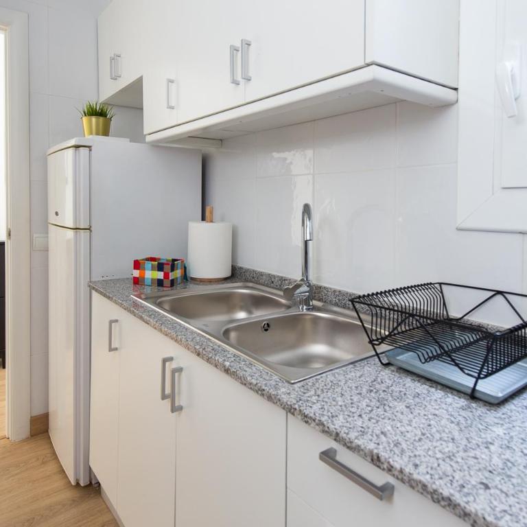 Lovely and Convenient Sagrada Familia Apartment - Apartment - 14