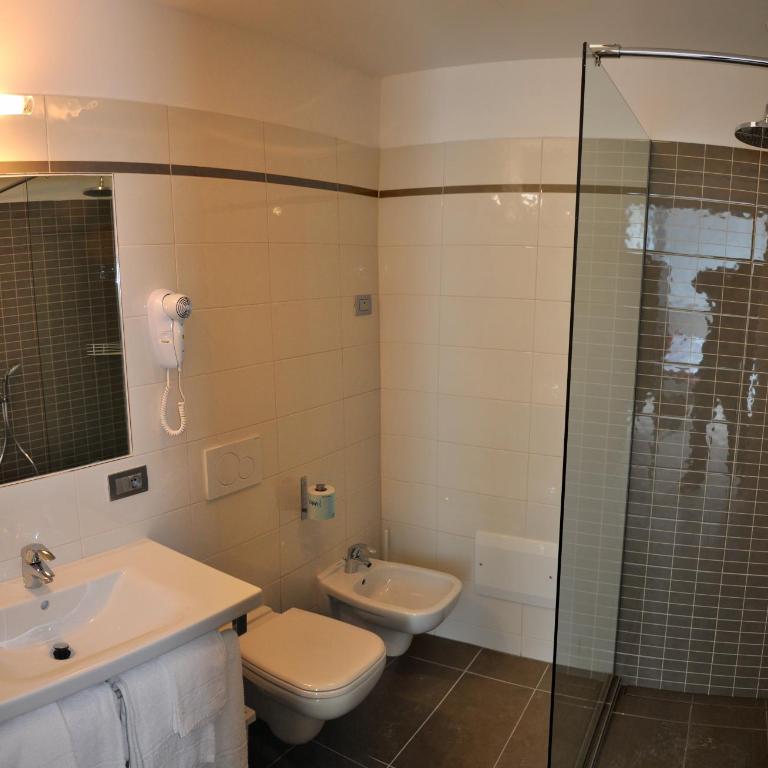 Tullio Hotel - Chambre Familiale (2 Adultes + 2 Enfants) - Vue Latérale sur Lac - 8