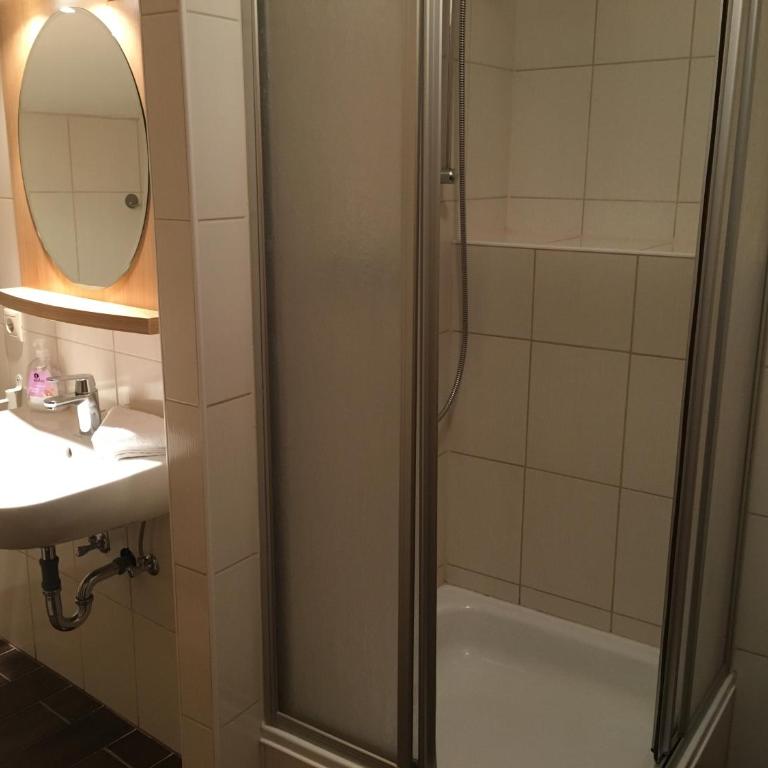 Jasmin Pension Central Location Shared Kitchen Pet Friendly - Vierbettzimmer mit eigenem Bad - 3