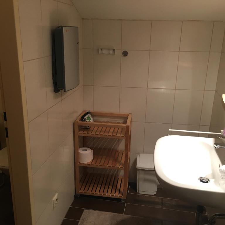 Jasmin Pension Central Location Shared Kitchen Pet Friendly - Vierbettzimmer mit eigenem Bad - 5