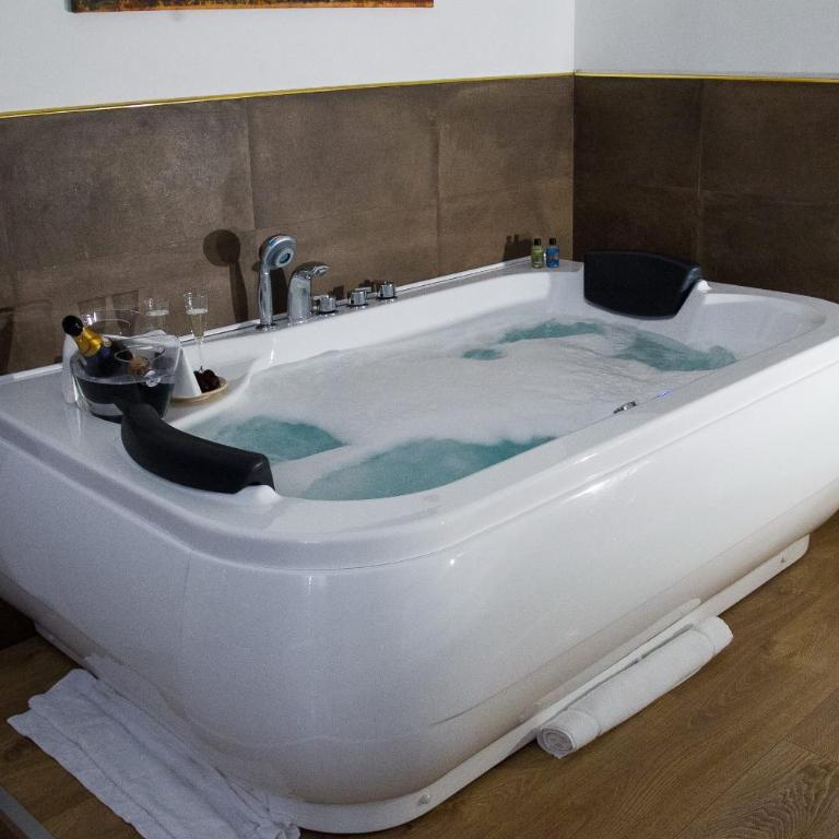 Palermo Gallery - King Room with Spa Bath - 6