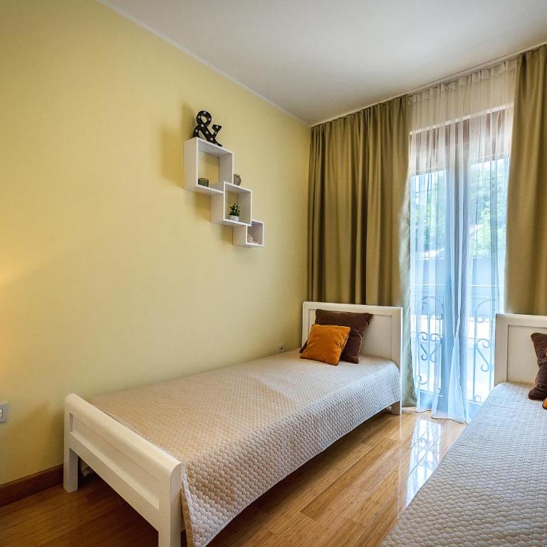 Santorini Apart - Family Suite with Balcony - 10