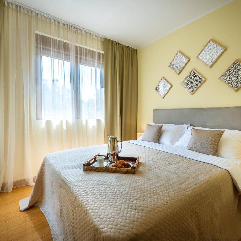 Santorini Apart - Family Suite with Balcony - 11