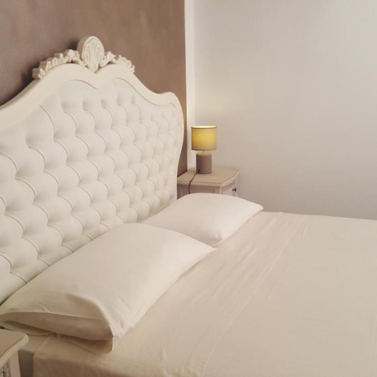 Residenza Via Rocca Tre - Camera Matrimoniale con Bagno Privato - 1