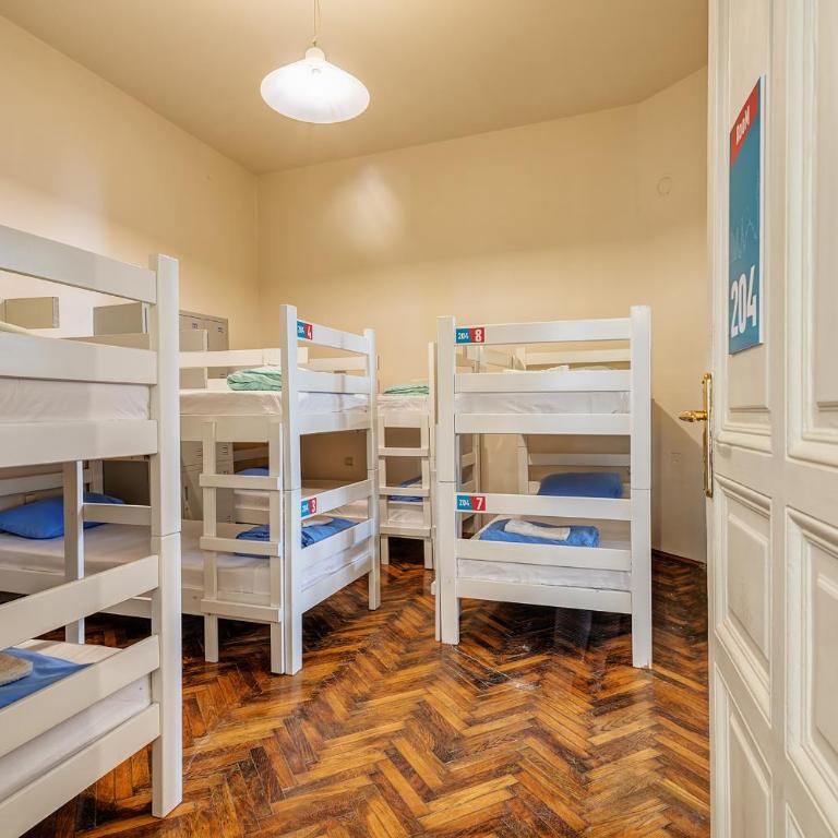 Booking BnB - Economy Četvorokrevetna Soba sa Zajedničkim Kupatilom - 2