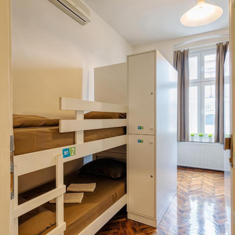 Booking BnB - Četvorokrevetna Soba sa Sopstvenim Kupatilom van Sobe - 2
