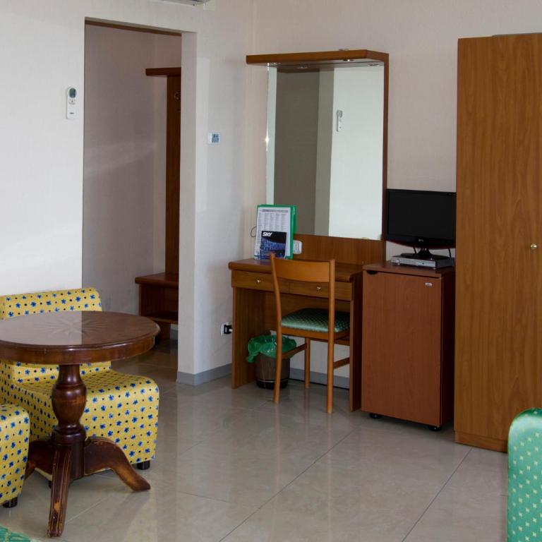 Hotel Cristallo - Camera Tripla con Vista Mare - 4