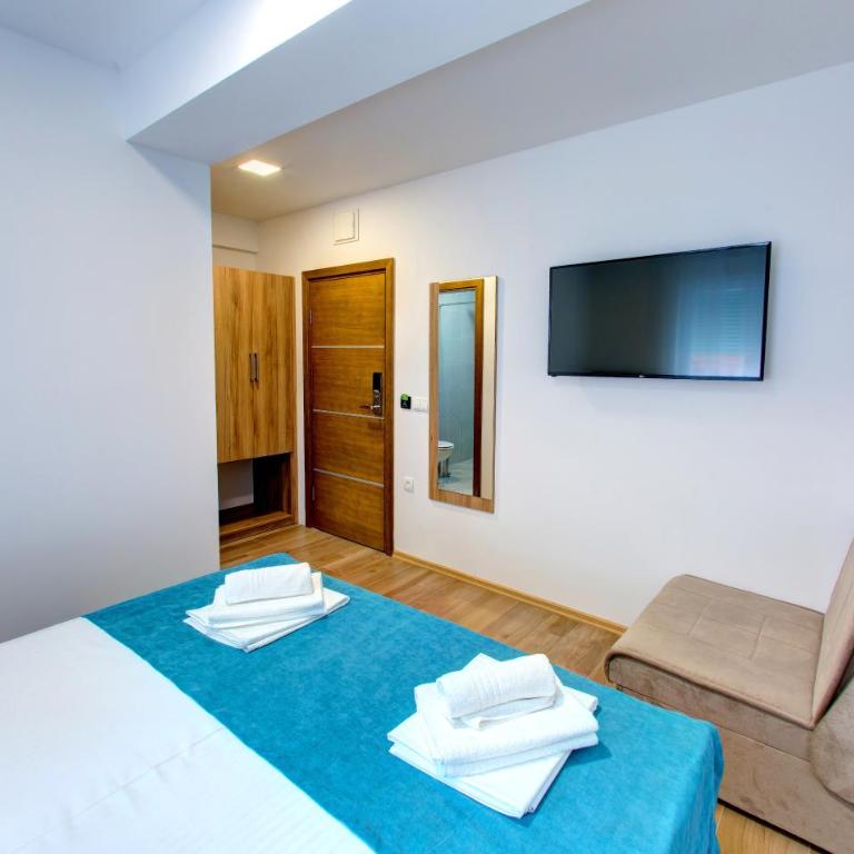 Villa Floris - Double Room with Extra Bed - 2