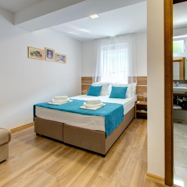 Villa Floris - Double Room with Extra Bed - 3