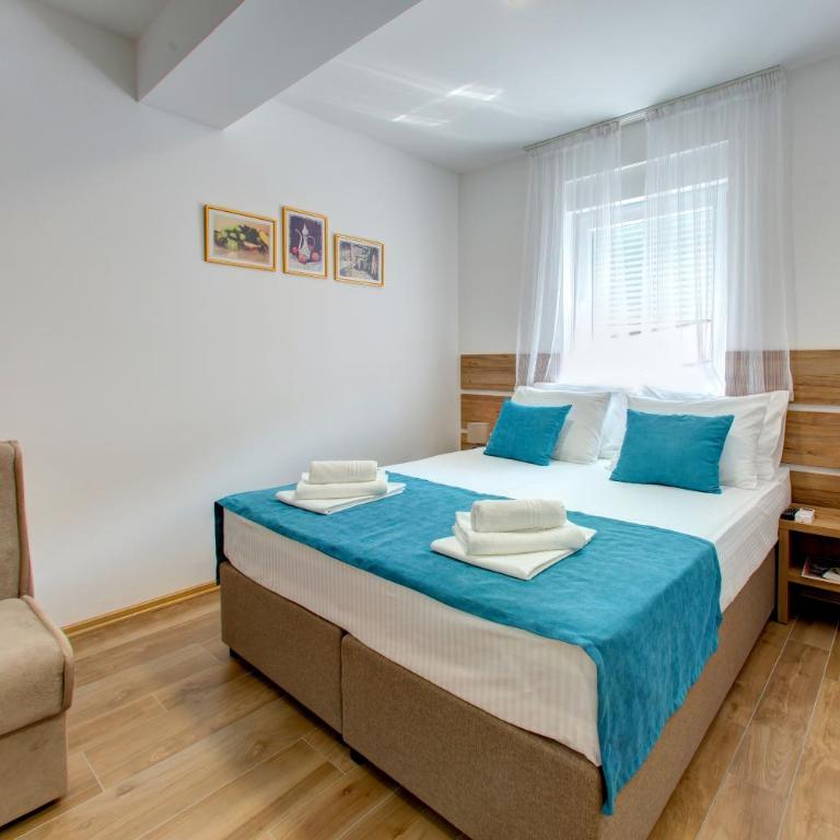 Villa Floris - Double Room with Extra Bed - 4