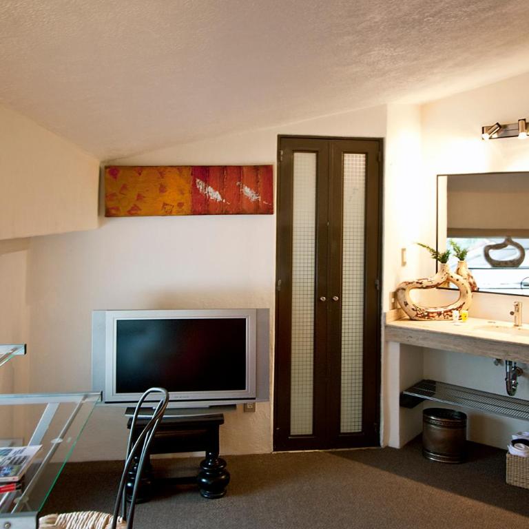 Aztic Hotel and Executive Suites - Executive Queen Room - 4