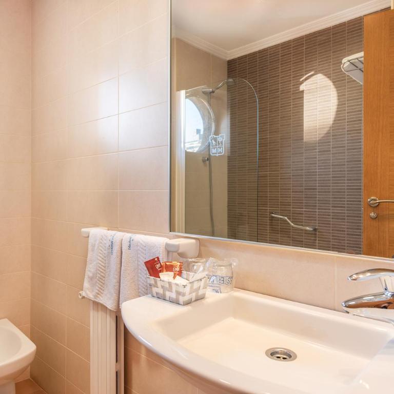 Hotel Minso - Habitación Doble Deluxe con balcón y vistas al mar - 16