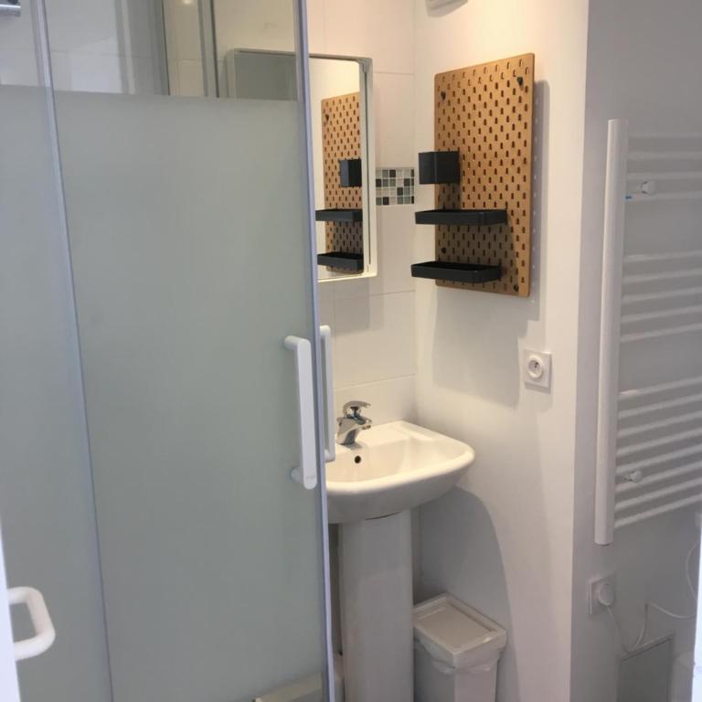 Votre mini maison en plein cœur du centre ville -terrasse - et parking privé sur place clos - draps et ménage inclus - Apartment - 11