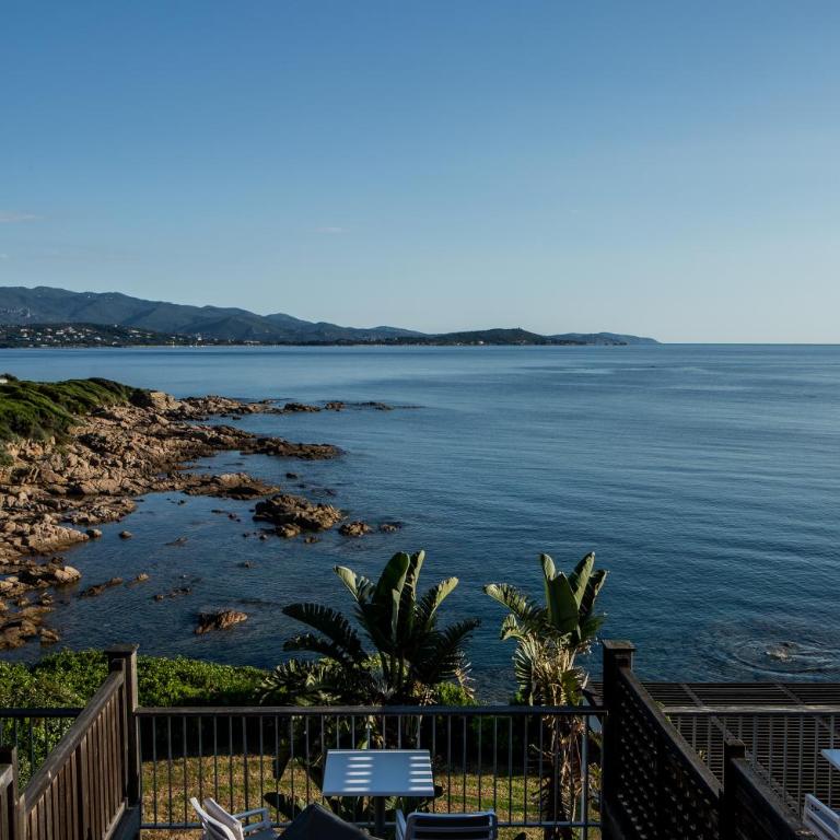 Sofitel Golfe d'Ajaccio Thalassa Sea & Spa - Chambre Lit King-Size de Luxe avec Solarium Privé - Vue sur Mer - 1