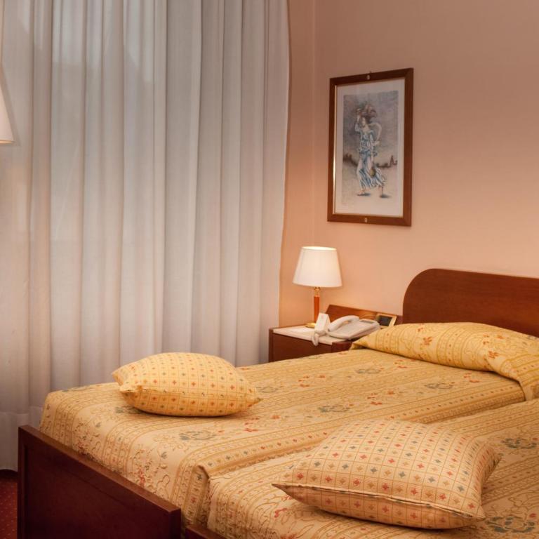 Hotel Roma - Two Connecting Double or Twin Rooms - 4