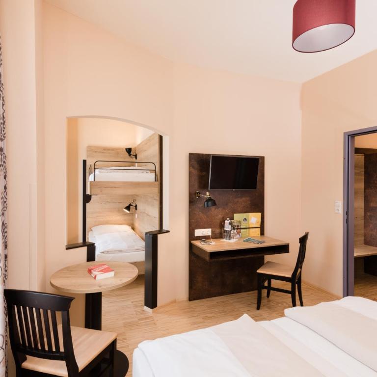JUFA Hotel Fürstenfeld - Self Check-in - Familienzimmer mit 2 Schlafzimmern - 3