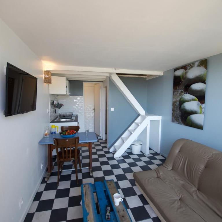 ECO STUDIOS mezzanine wifi stationnement rue gratuit terrasse dans jardin - Maison de Vacances - 5
