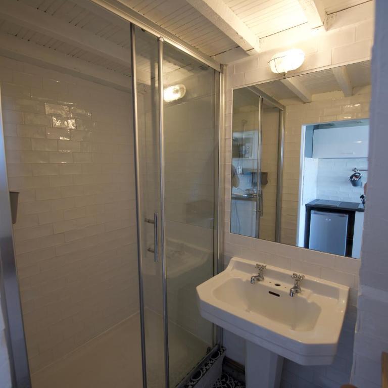 ECO STUDIOS mezzanine wifi stationnement rue gratuit terrasse dans jardin - Maison de Vacances - 7