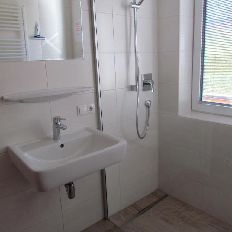 Landhaus Kröll - Ferienhaus mit Dusche - 31
