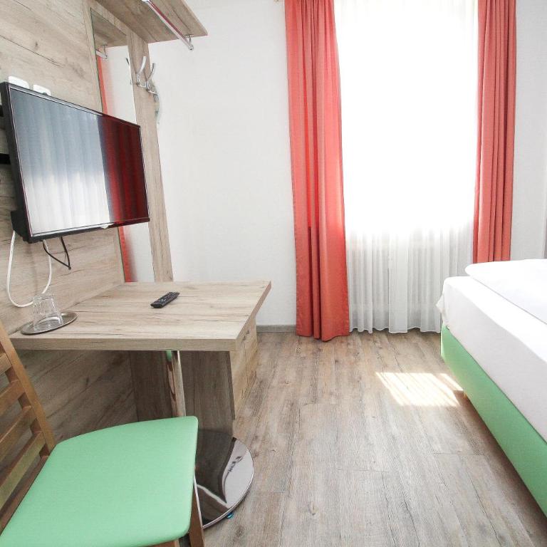 Hotel Pension Köberl - Comfort Single Room with Private Bathroom - 1