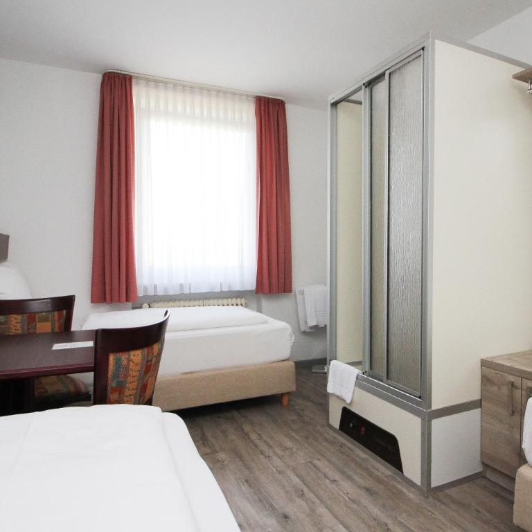 Hotel Pension Köberl - Budget Triple Room with Shower and Shared Toilet - 1