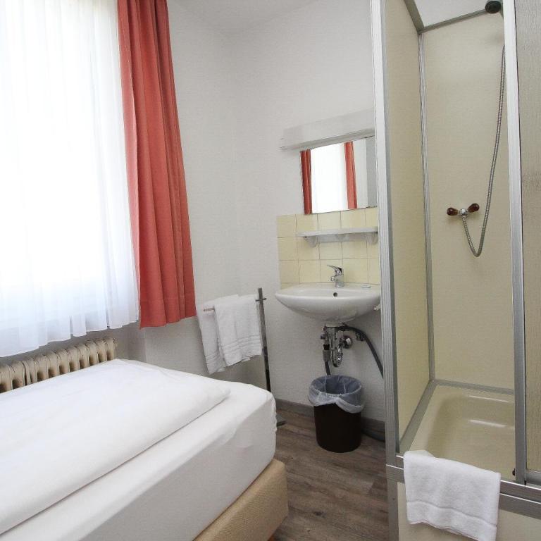 Hotel Pension Köberl - Budget Triple Room with Shower and Shared Toilet - 2