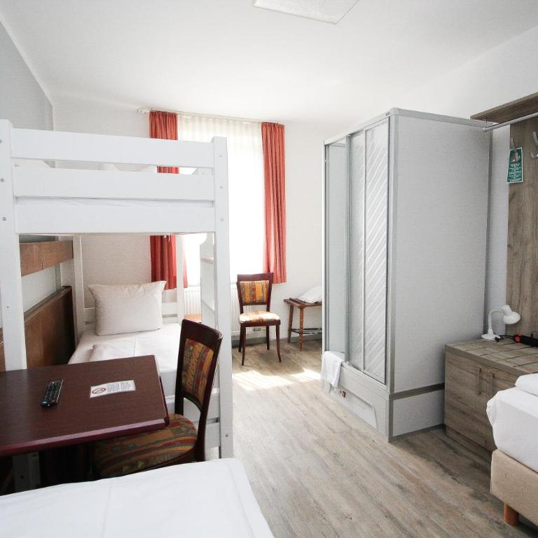 Hotel Pension Köberl - Budget Triple Room with Shower and Shared Toilet - 4