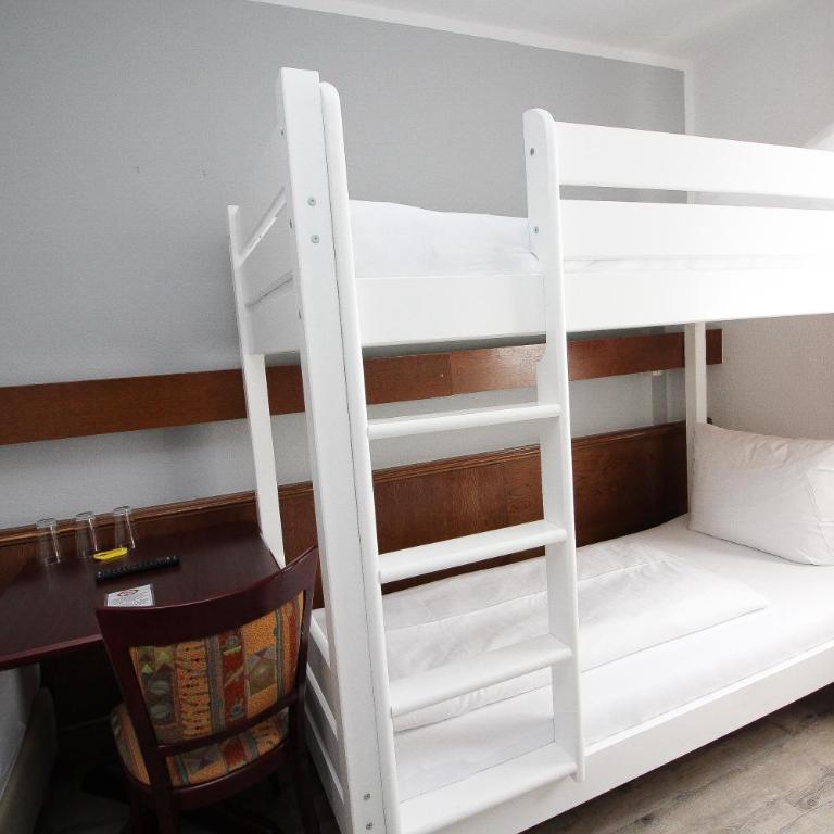 Hotel Pension Köberl - Budget Triple Room with Shower and Shared Toilet - 5