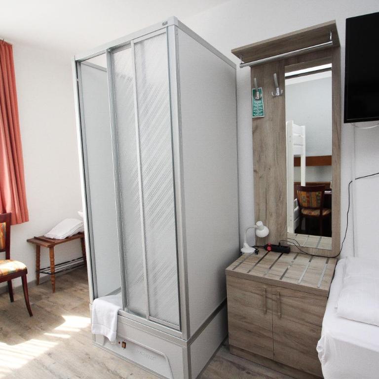 Hotel Pension Köberl - Budget Triple Room with Shower and Shared Toilet - 8