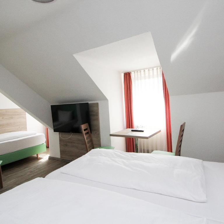 Hotel Pension Köberl - Comfort Triple Room with Private Bathroom - 2
