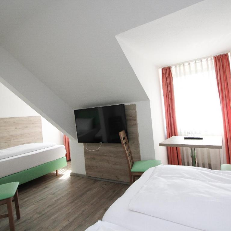 Hotel Pension Köberl - Comfort Triple Room with Private Bathroom - 3