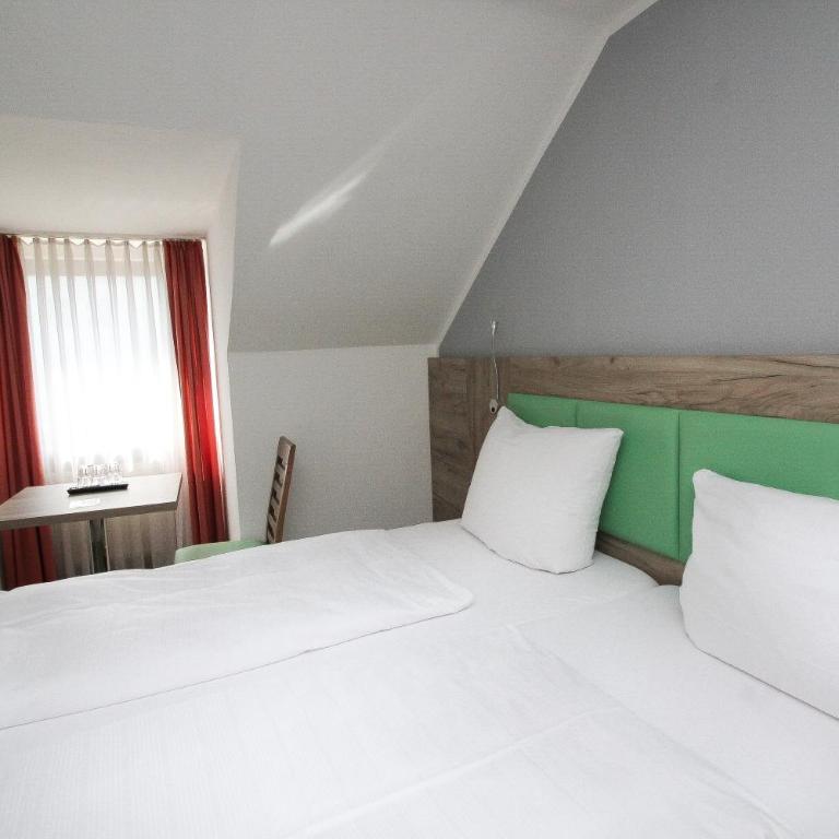 Hotel Pension Köberl - Comfort Triple Room with Private Bathroom - 4