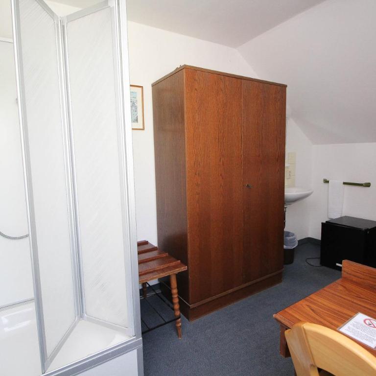 Hotel Pension Köberl - Budget Single Room with Shower and Shared Toilet - 2