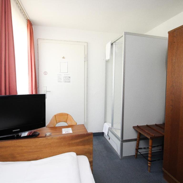 Hotel Pension Köberl - Budget Single Room with Shower and Shared Toilet - 3