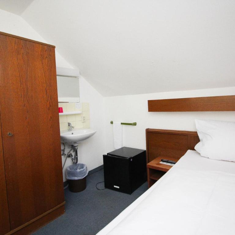 Hotel Pension Köberl - Budget Single Room with Shower and Shared Toilet - 4