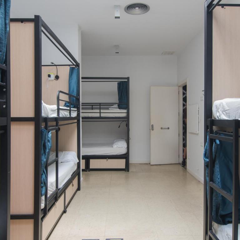 No Limit Barcelona Central - Bed in 8-Bed Mixed Dormitory Room with Shared Bathroom - 1