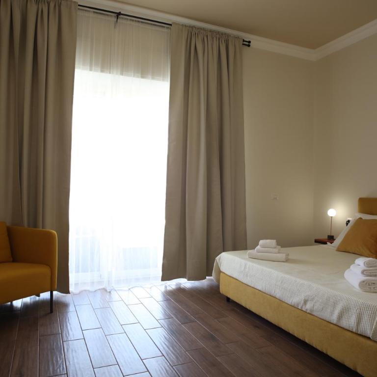 Khome Rooms & Apartment - King Suite with Balcony - 7