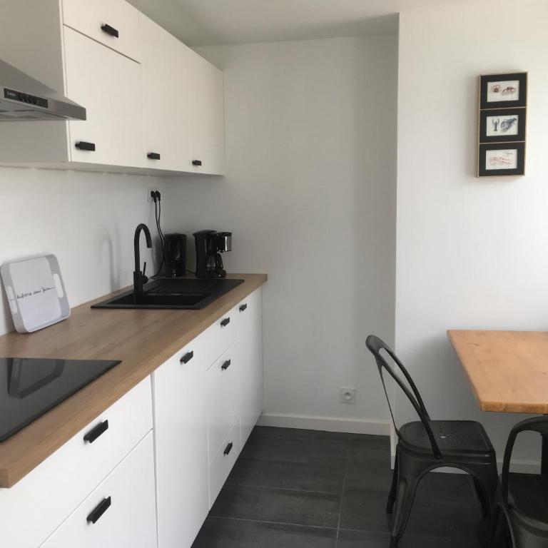 Votre mini maison en plein cœur du centre ville -terrasse - et parking privé sur place clos - draps et ménage inclus - Apartment - 6