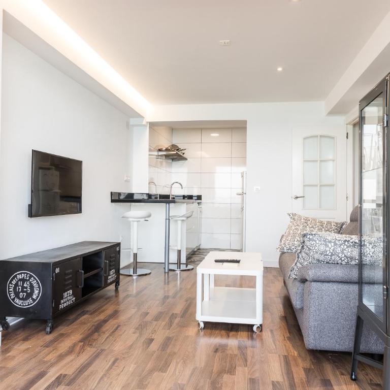 Amazing Sea Views with AC two min beach - Deluxe Apartment - 1